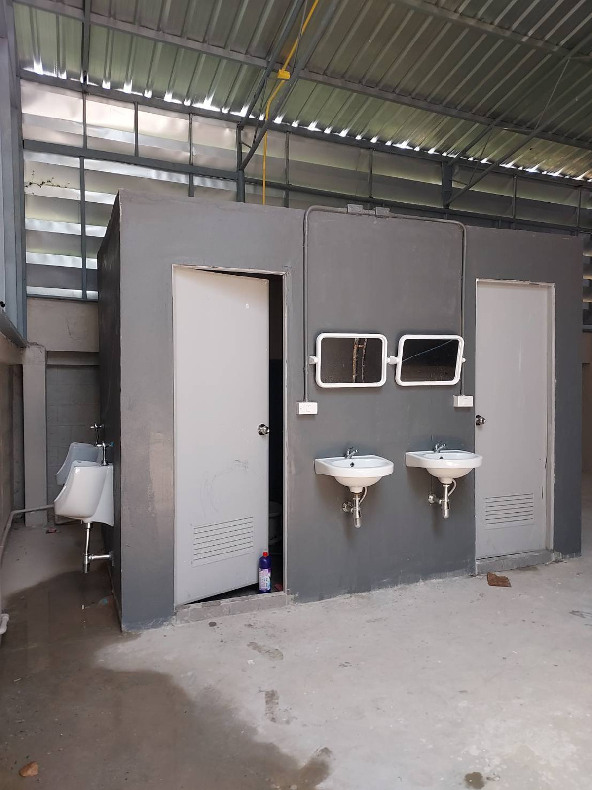 For RentWarehouseRathburana, Suksawat : Newly renovated warehouse for rent, Phutthabucha Road, Bang Mot, total usable area 1,870 sq m., large cars can enter and exit.