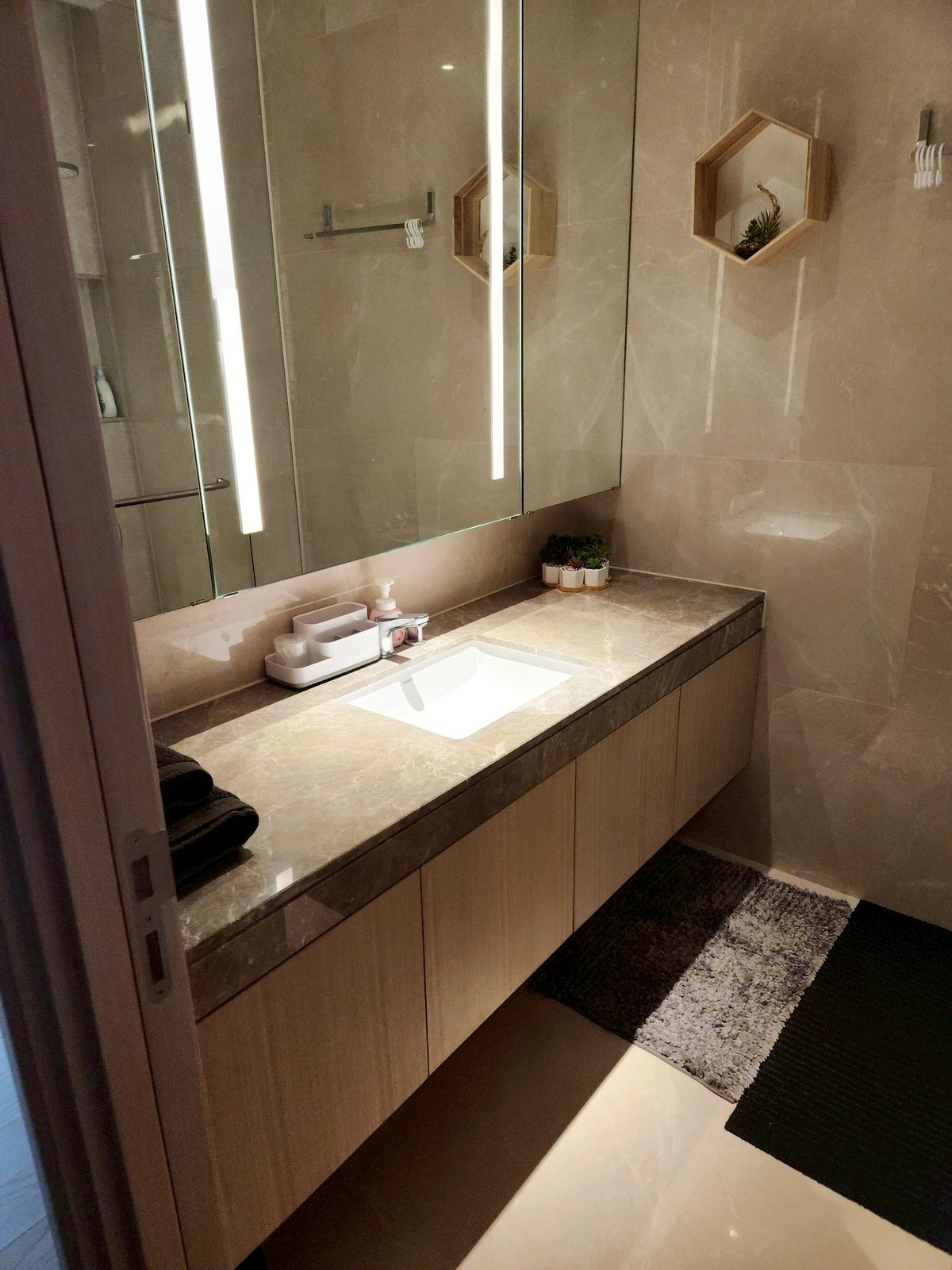 ให้เช่าคอนโดวงเวียนใหญ่ เจริญนคร : Luxury Condo for Rent Charoen Nakhon | City Lifestyle Luxury | Near BTS Charoen Nakhon | 65,000 THB/Month | คอนโดหรูให้เช่า เจริญนคร ไลฟ์สไตล์เมือง หรูหรา ใกล้ BTS เจริญนคร 65,000 บาท/เดือน – LTH14875