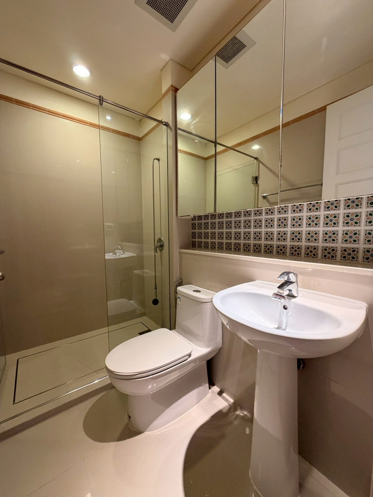 For RentCondoSukhumvit, Asoke, Thonglor : 🏙️ Condo for Rent at Aguston Sukhumvit 22 | Beautiful Unit, Pet Friendly 🐾 Luxury living in the heart of Sukhumvit with comfort and style ✨