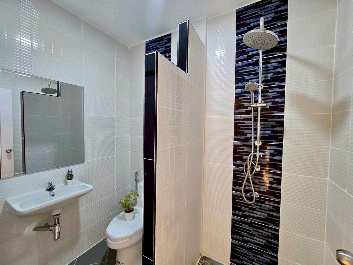 For SaleTownhomeNawamin, Ramindra : 2-story townhouse for sale, Phanason Village 1, along Khlong Song 4, Liap Khlong Song Market. Wat Phraya Suren Fashion Island, Safari World, Ramindra, Jazz, Khubon, Makro, Lotus, Panya Indra, Bang Chan Temple, Bang Chan School, Synphaet Hospital, Nopparat