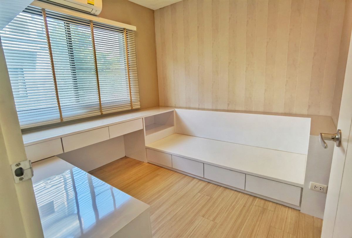 For SaleTownhomeRattanathibet, Sanambinna : [Selling at a loss! Decorated in the millions] Baan Klang Muang Rattanathibet, back side, 33 sq m, near MRT Nonthaburi Intersection 1, only 500 meters.