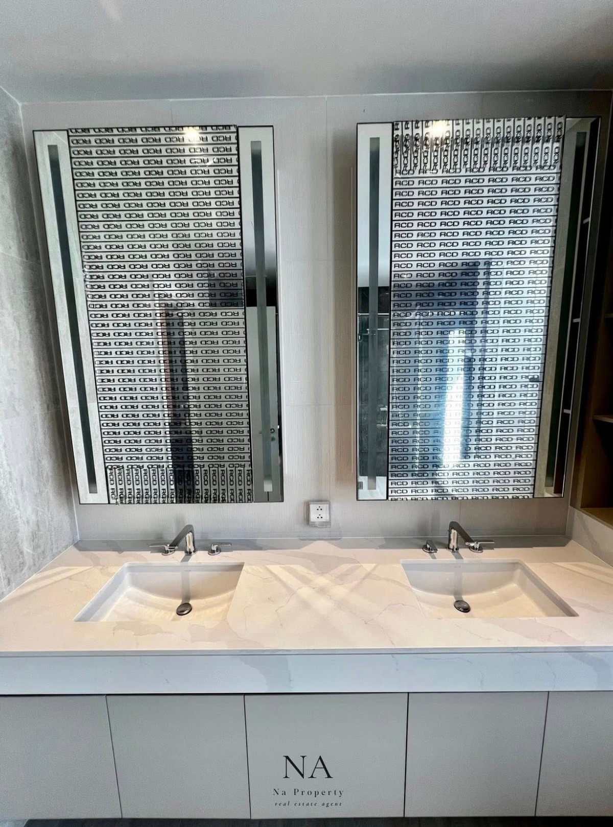 บ้านพัฒนาการ ศรีนครินทร์ : House for rent: Malton Gates new Krungthep Kreetha, 250,000 THB. 5 bedrooms, 6 bathrooms, 544 sq m usable area, 107.7 sq wah land area. Near Rama 9, Pattanakarn, Suan Luang, Srinakarin, Bang Na, Suvarnabhumi Airport, Ramkhamhaeng, Ploenchit, Sukhumvit.