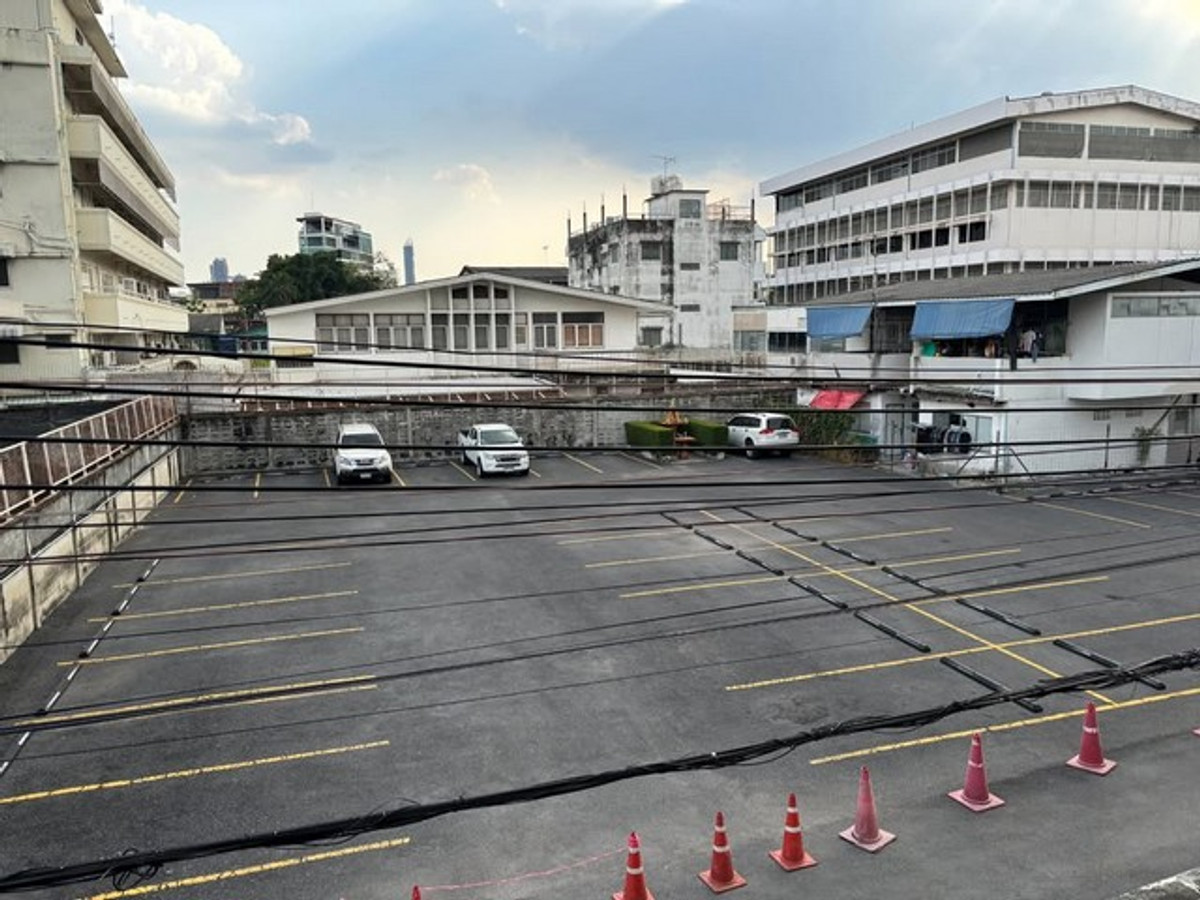 For RentLandSathorn, Narathiwat : HR3344 Land for rent, prime location, 300 sq m, in the heart of Sathorn-Chan Road (Soi 28), connected to CBD Sathorn-Silom-Rama 3 in a few minutes.