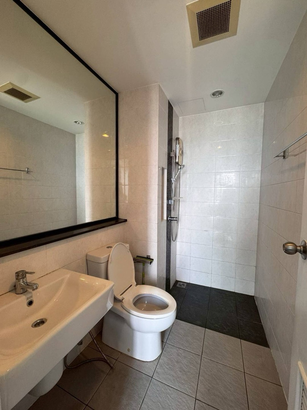 For RentCondoPinklao, Charansanitwong : 🔥Rare Item! The Tree Rio Bang-Aor
1 bedroom, river view + 1 car parking space, best value in this area.