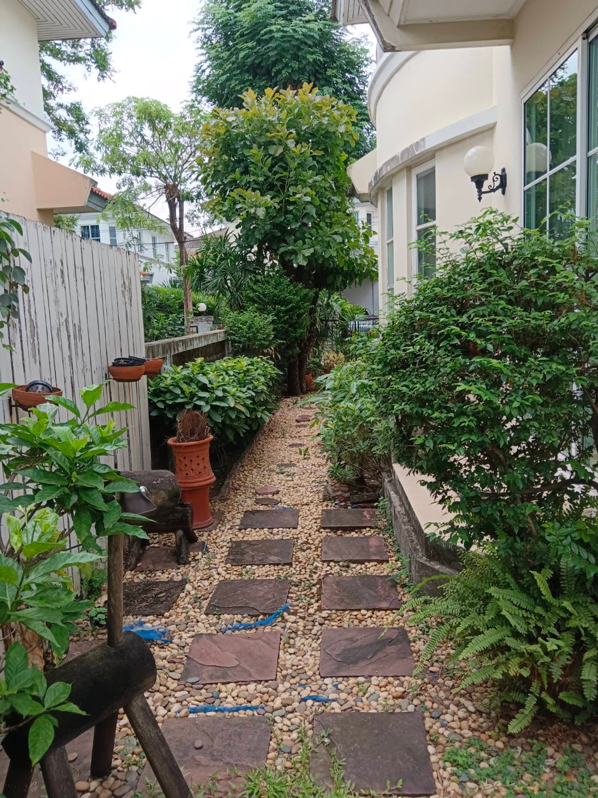 ขายบ้านราษฎร์บูรณะ สุขสวัสดิ์ : ใกล้ทางด่วนเพียง 1 กม.! มัณฑนา ธนบุรีรมย์ ทำเลดีมีทางเข้า-ออก 2 ทาง เดินทางเข้าเมืองสะดวก เพียง 15 นาที ก็ถึงพระราม3