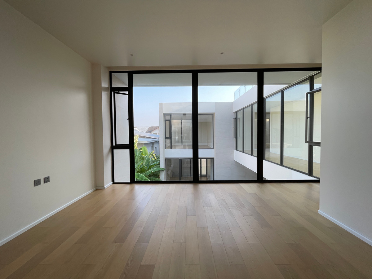 ขายบ้านเลียบทางด่วนรามอินทรา : 🔥 EXCLUSIVE PROMOTION 🔥โอกาสสุดท้ายในการครอบครองในราคาพิเศษที่สุด [ขาย] 💎 Ultra Luxury Show Unit | ELIVA Ekkamai - Eastville 💎 บ้านเดี่ยวหรู 3 ชั้น ดีไซน์ Mid-Century Modern — ความเป็นส่วนตัวสูงสุดเพียง 4 ยูนิตในโครงการ!