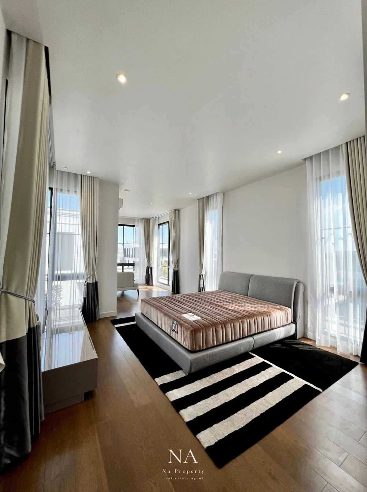 บ้านพัฒนาการ ศรีนครินทร์ : House for rent: Malton Gates new Krungthep Kreetha, 250,000 THB. 5 bedrooms, 6 bathrooms, 544 sq m usable area, 107.7 sq wah land area. Near Rama 9, Pattanakarn, Suan Luang, Srinakarin, Bang Na, Suvarnabhumi Airport, Ramkhamhaeng, Ploenchit, Sukhumvit.