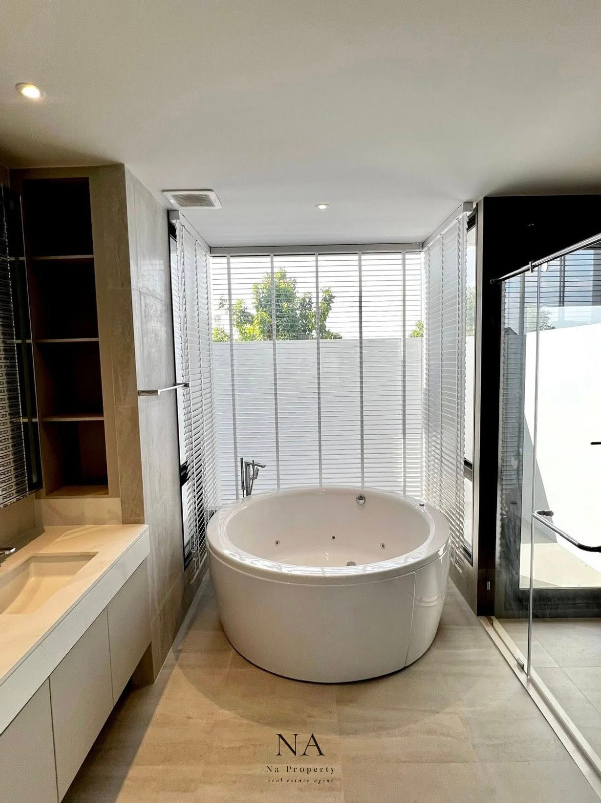 บ้านพัฒนาการ ศรีนครินทร์ : House for rent: Malton Gates new Krungthep Kreetha, 250,000 THB. 5 bedrooms, 6 bathrooms, 544 sq m usable area, 107.7 sq wah land area. Near Rama 9, Pattanakarn, Suan Luang, Srinakarin, Bang Na, Suvarnabhumi Airport, Ramkhamhaeng, Ploenchit, Sukhumvit.