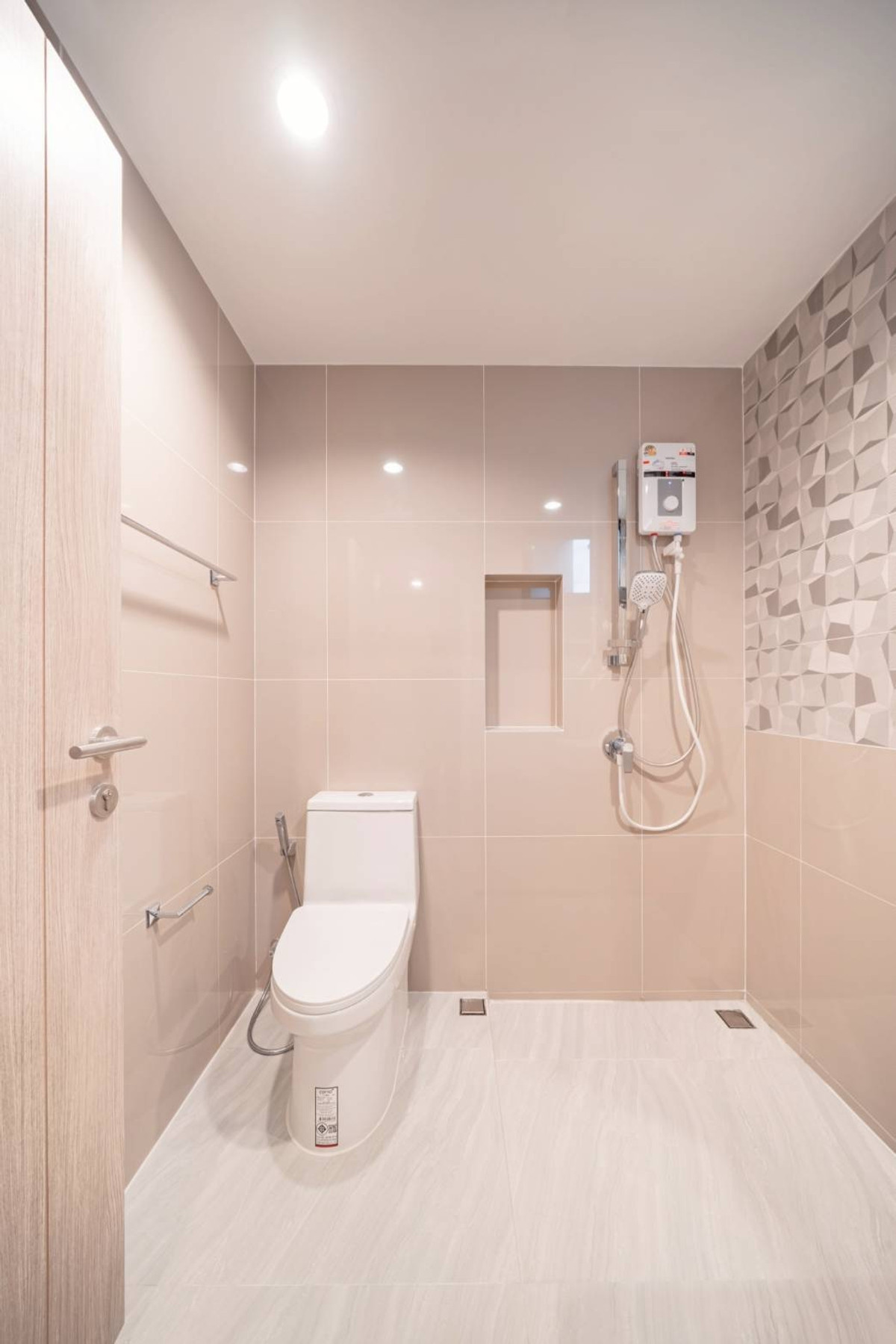 For RentTownhomePattanakan, Srinakarin : New house on the edge of the house for rent, move in immediately. Fully furnished, near Brighton College and Wellington College 🏫