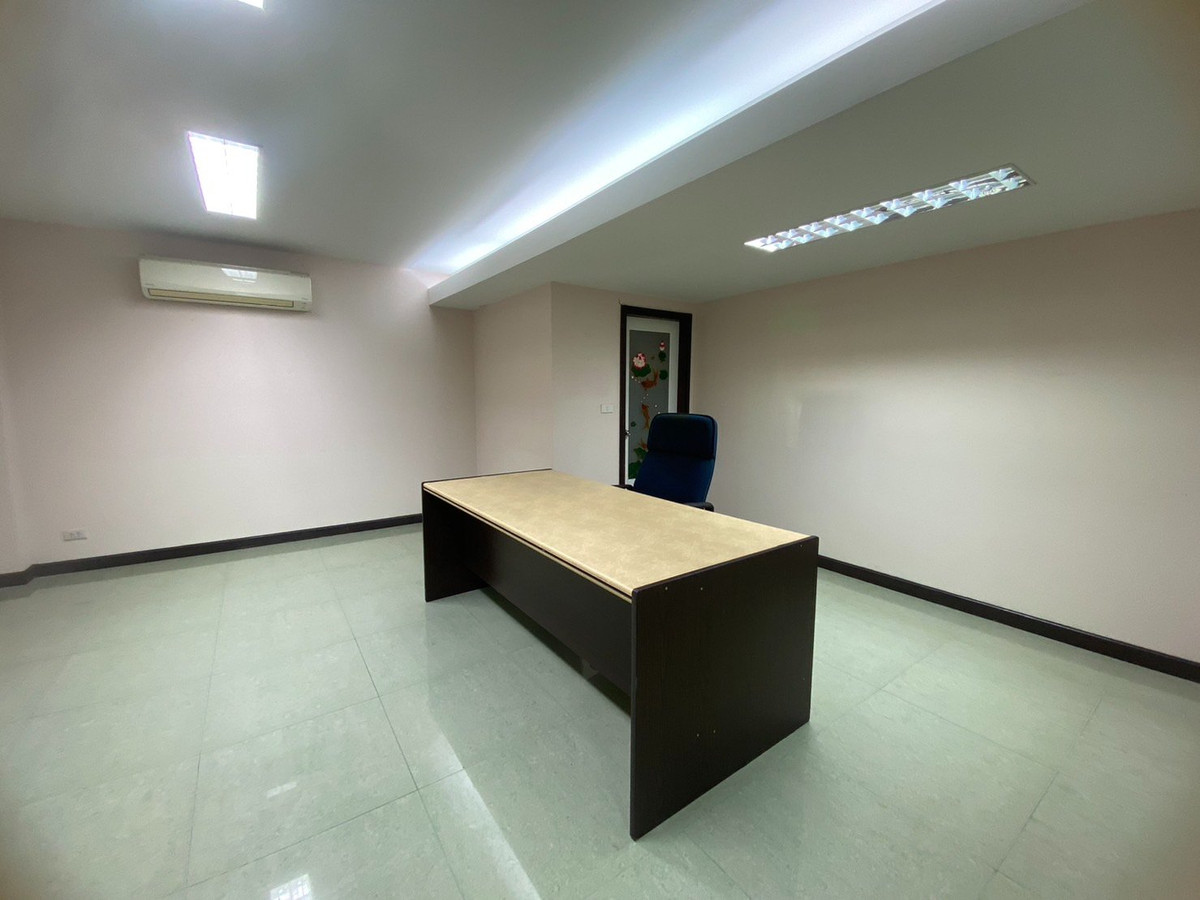 For RentOfficeVipawadee, Don Mueang, Lak Si : 🏬 Luxury Office Building for Rent 📐️Usable area 728 sqm. ✈️Close to Don Mueang International Airport 
