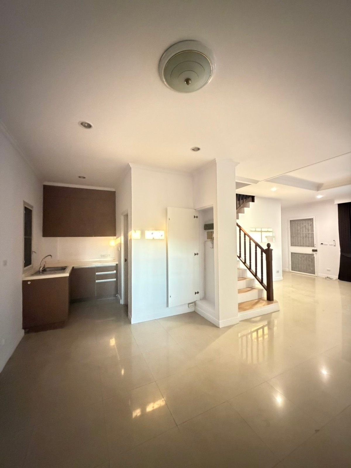 For RentTownhomeThaphra, Talat Phlu, Wutthakat : 3-story townhome, corner room, beautifully decorated, for rent in Phasi Charoen-Bang Wa area. Near BTS Bang Wa, only 1.8 km.