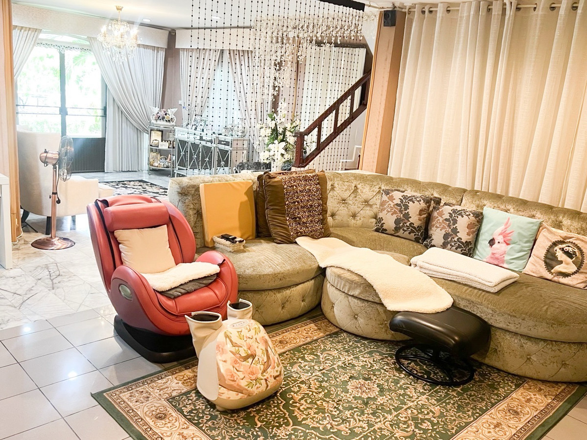 For SaleHouseSukhumvit, Asoke, Thonglor : 2-story detached house, prime location, Sukhumvit 103, large house, wide area, complete functions, with lawn and usable area around the house. Suitable for large families, convenient travel, close to the BTS and many large department stores.