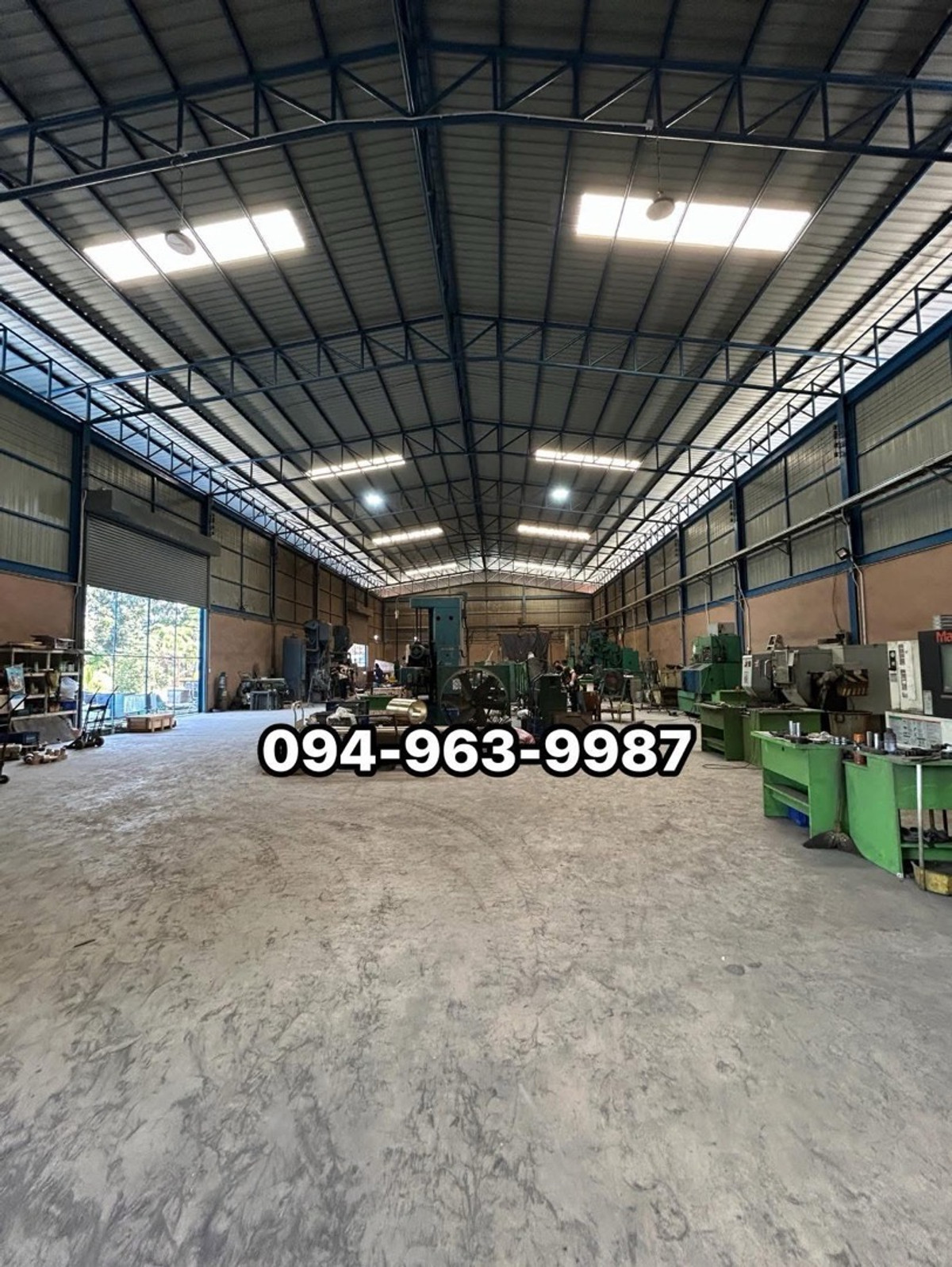 For RentWarehouseNakhon Pathom : Factory for rent Phutthamonthon Sai 4 Next to Phetkasem Road, size 680 sq m., 3 phase electricity, floor can support a weight of 3 tons/sq m. Warehouse does not have a high center pillar. Container trucks are easy to get in and out of.