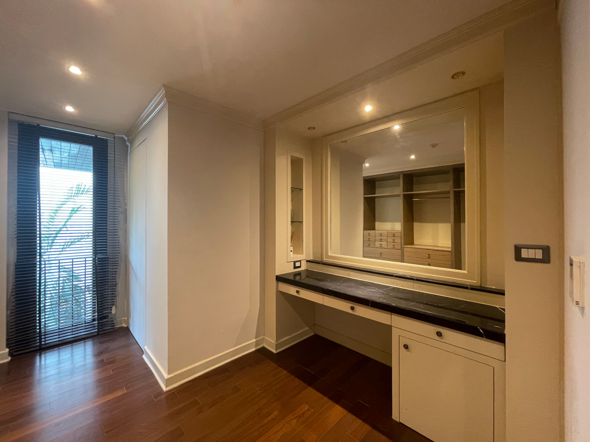 For SaleCondoSathorn, Narathiwat : Luxury Residence in Sathorn Area | Spacious 360 Sq.m. 3-Bedroom Home | Ideal for Family Living in CBD Bangkok, location near Sathorn business zone. And can easily connect to the city, near Saint Louis BTS Station.