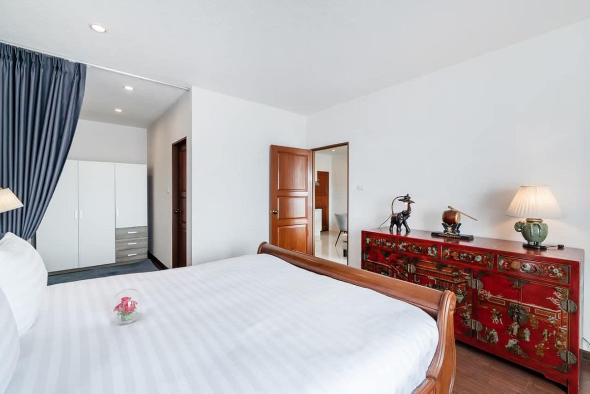 For RentCondoRatchadapisek, Huaikwang, Suttisan : For rent Baan Klang Krung Resort, prime location in Ratchada! Big room 63.5 sq m., near MRT Huai Khwang, only 17,900/month.