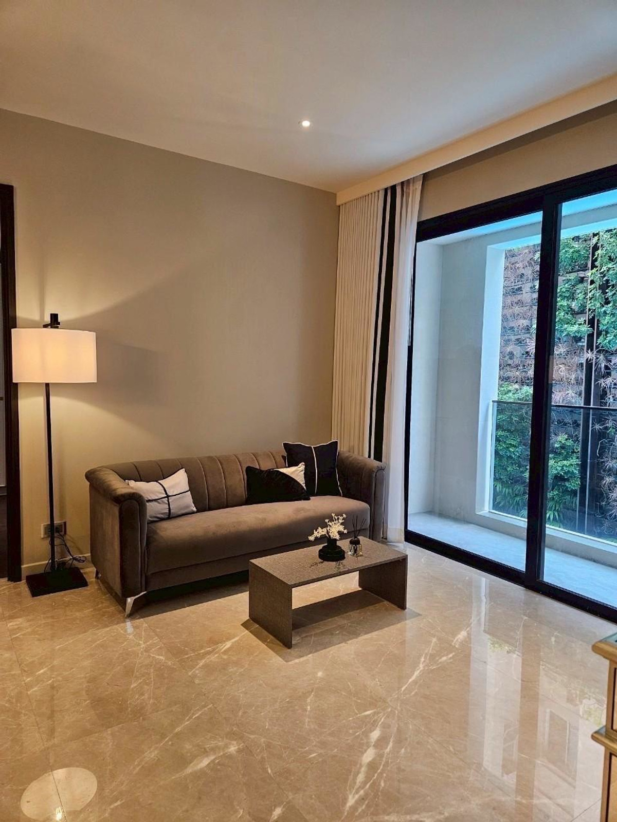 ให้เช่าคอนโดสุขุมวิท อโศก ทองหล่อ : Contemporary Condo for Rent Thonglor | Pet-Friendly Special Price | Near BTS Thonglor | 130,000 THB/Month | คอนโดสไตล์ร่วมสมัยให้เช่า ทองหล่อ เลี้ยงสัตว์ได้ ราคาพิเศษ ทำเลทอง ใกล้ BTS ทองหล่อ 130,000 บาท/เดือน ⸻LTH14769