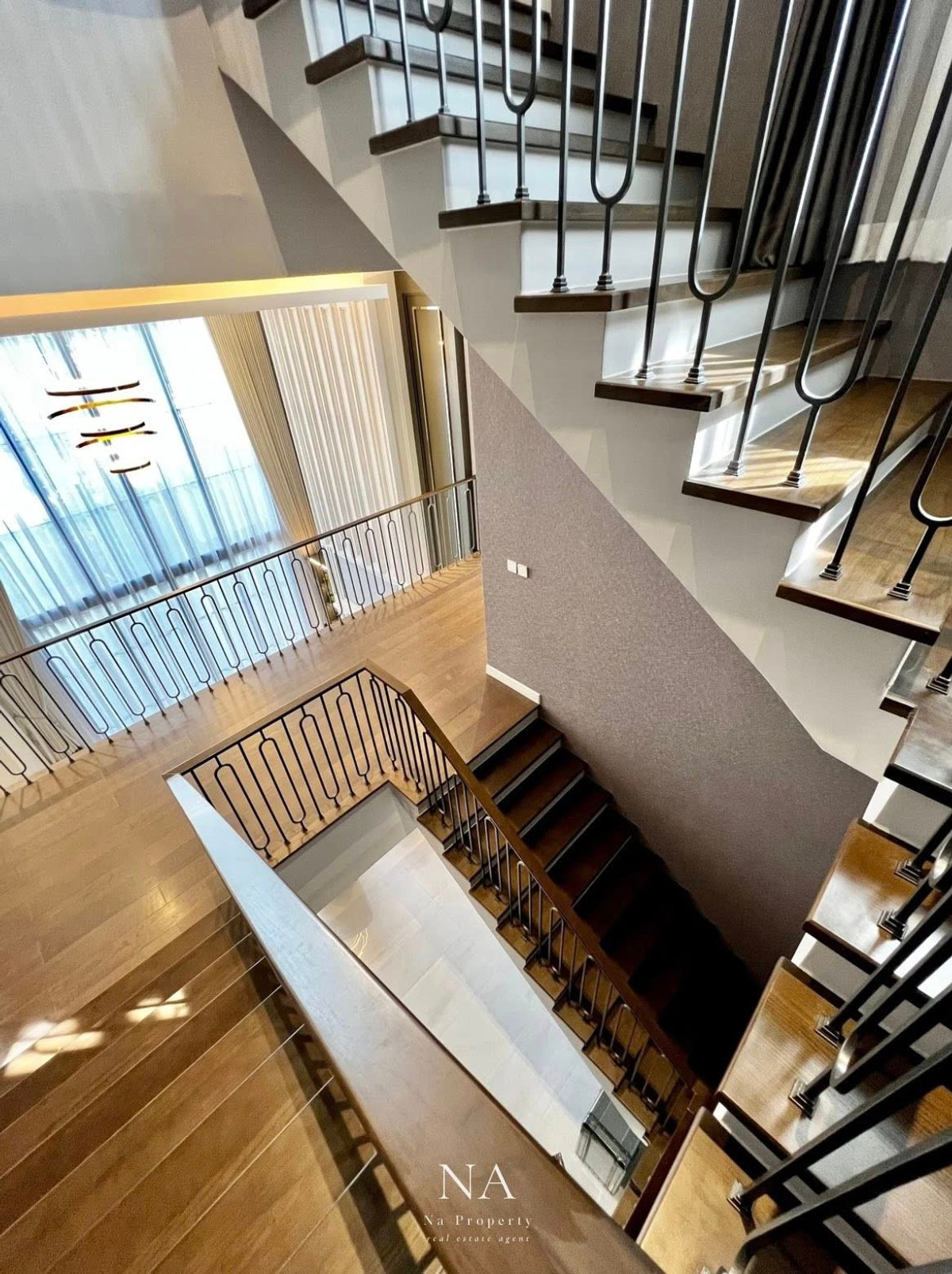 บ้านพัฒนาการ ศรีนครินทร์ : House for rent: Malton Gates new Krungthep Kreetha, 250,000 THB. 5 bedrooms, 6 bathrooms, 544 sq m usable area, 107.7 sq wah land area. Near Rama 9, Pattanakarn, Suan Luang, Srinakarin, Bang Na, Suvarnabhumi Airport, Ramkhamhaeng, Ploenchit, Sukhumvit.