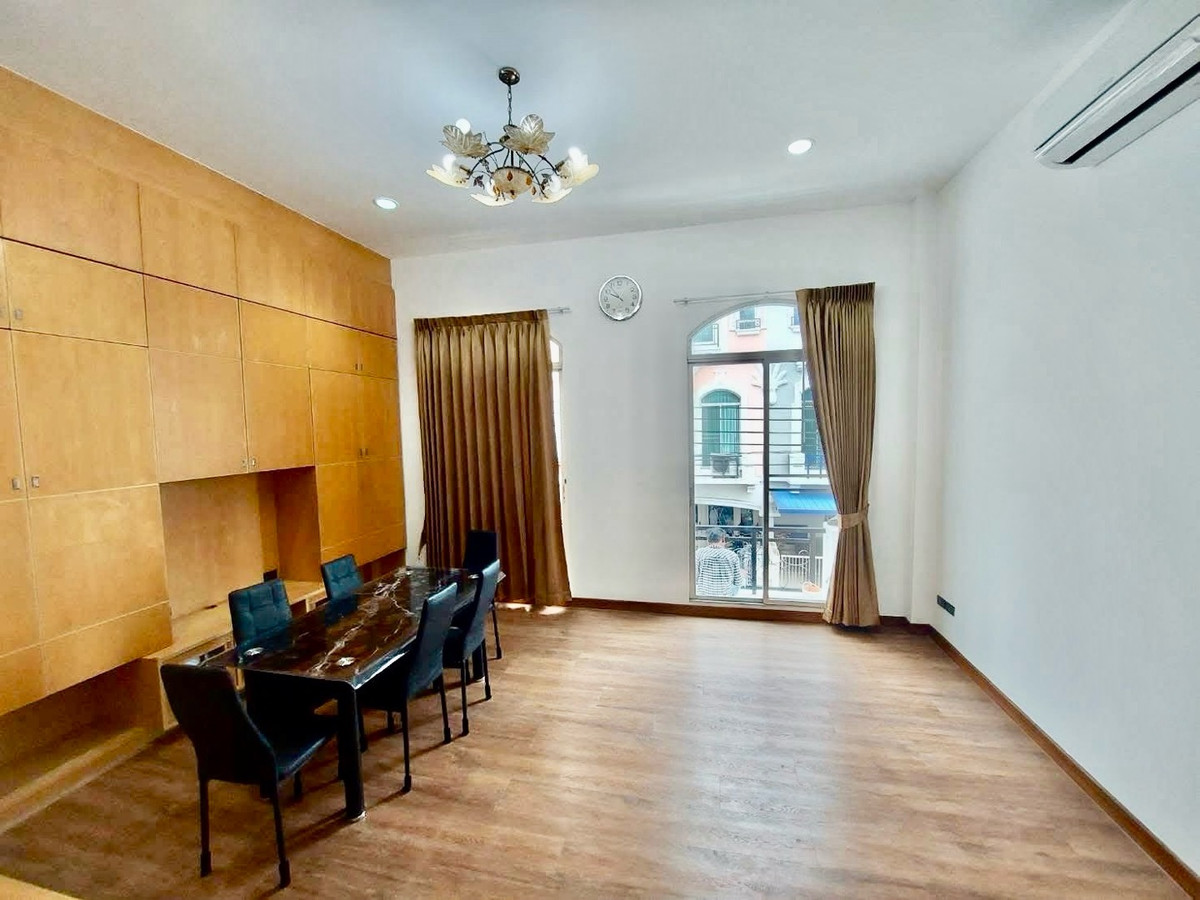 ให้เช่าทาวน์โฮมรัชดา ห้วยขวาง : หมู่บ้านกลางเมือง Grand de Paris ติดกับ รร.นานาชาติสิงคโปร์ SISB ประชาอุทิศ ห้วยขวาง บ้าน 3ชั้น  4 ห้องนอน 4ห้องน้ำ