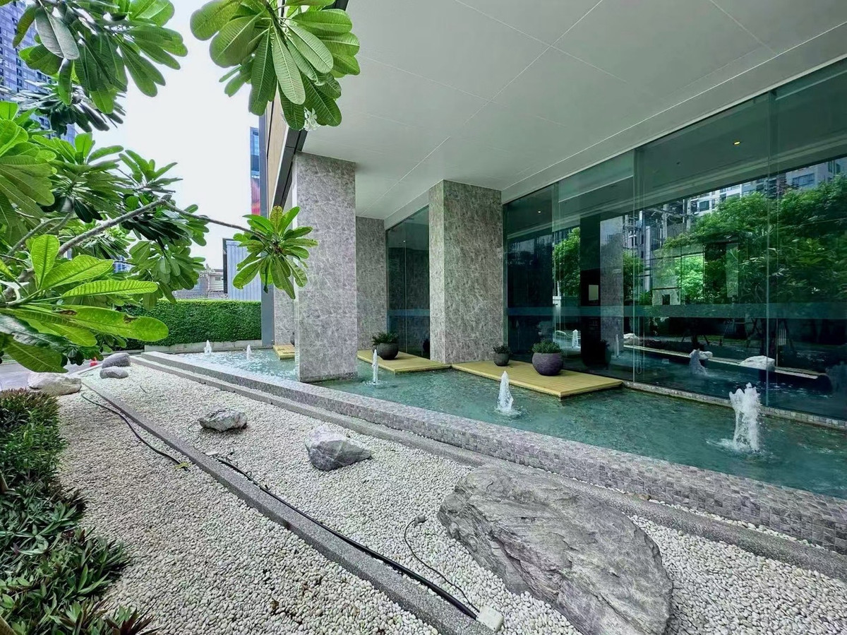 For RentCondoRama9, Petchburi, RCA : Rhythm Asoke is ready to move in with free Wi-Fi.