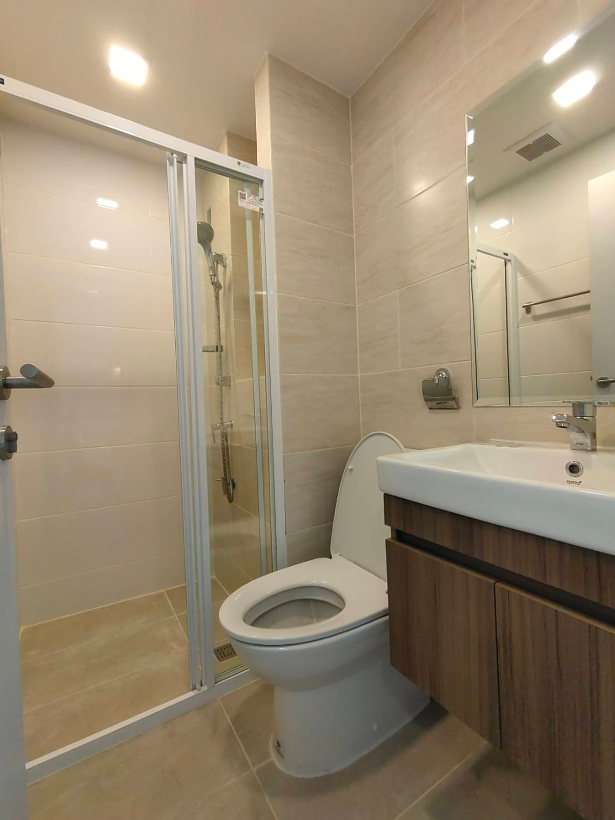 For RentCondoRatchadapisek, Huaikwang, Suttisan : Condo for rent, convenient travel, a few minutes from the Huai Khwang MRT, fully furnished. Ready to move in immediately.   **Minimum rental contract 1 year.