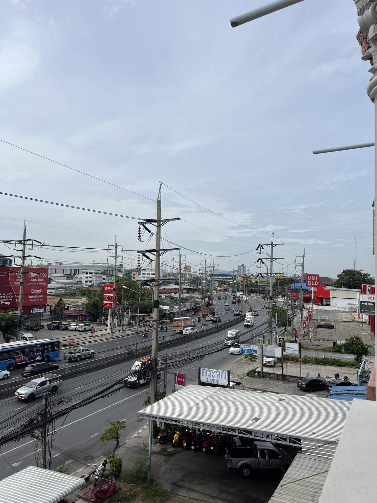 For RentShop HouseMin Buri, Romklao : Prime Commercial Building for Rent – Suwinthawong Main Road (Corner of Soi Sam Wa)