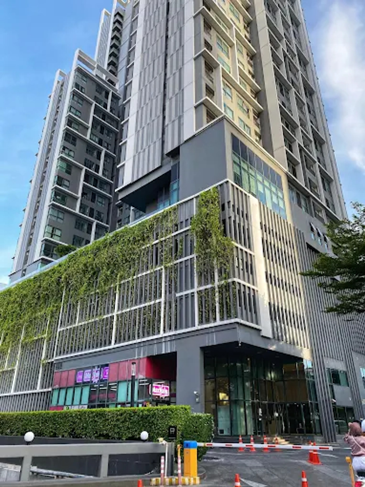 For RentCondoWongwianyai, Charoennakor : ✨ Live a Smart Life in the heart of Thonburi, Ideo Mobi Sathorn, fully functional room, premium specs, with MaxValu 24 hours under the building 🎉