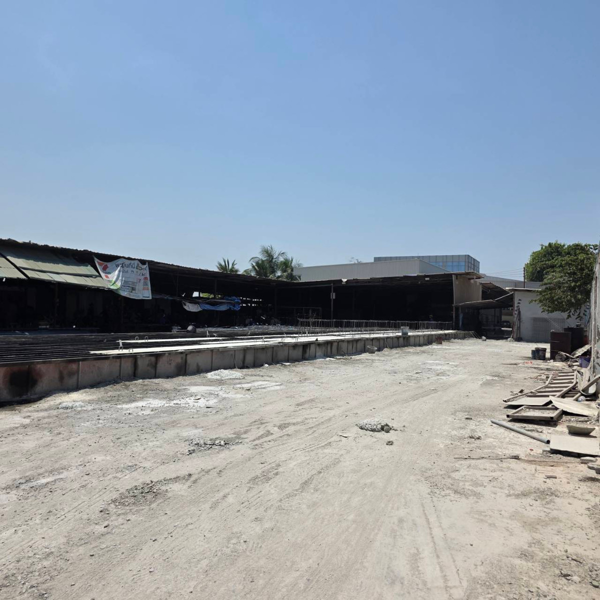 For SaleFactoryNonthaburi, Bang Yai, Bangbuathong : Land for sale with warehouse, factory, office and worker housing, price only 48 million baht.