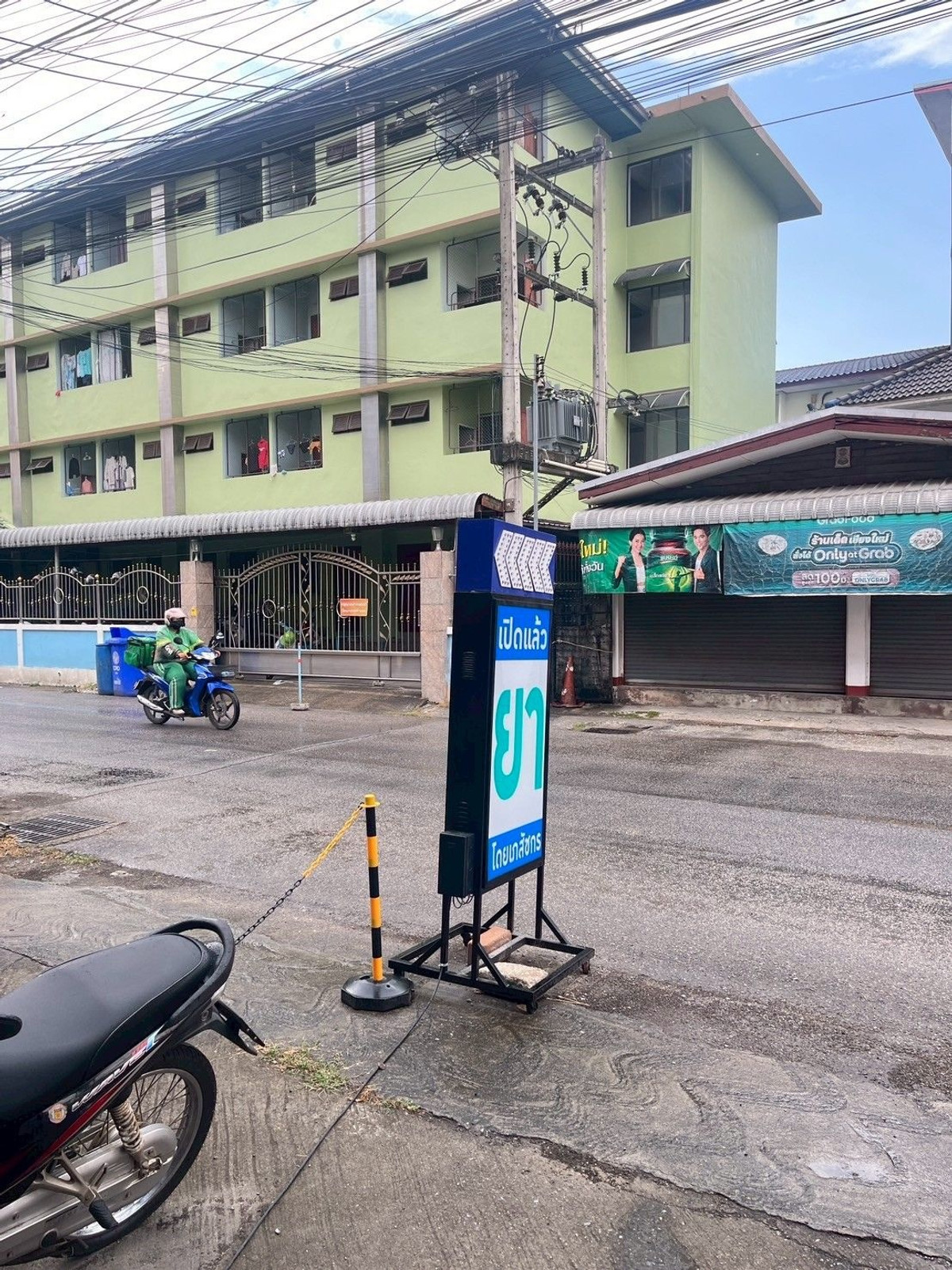 เซ้งร้านค้า/ตลาดนัดเชียงใหม่ : เซ้งร้านขายยา เชียงใหม่ ถนนสันติธรรม ใกล้โรงแรม B2 เปิดใหม่ ใกล้โรงแรม หอเยอะ