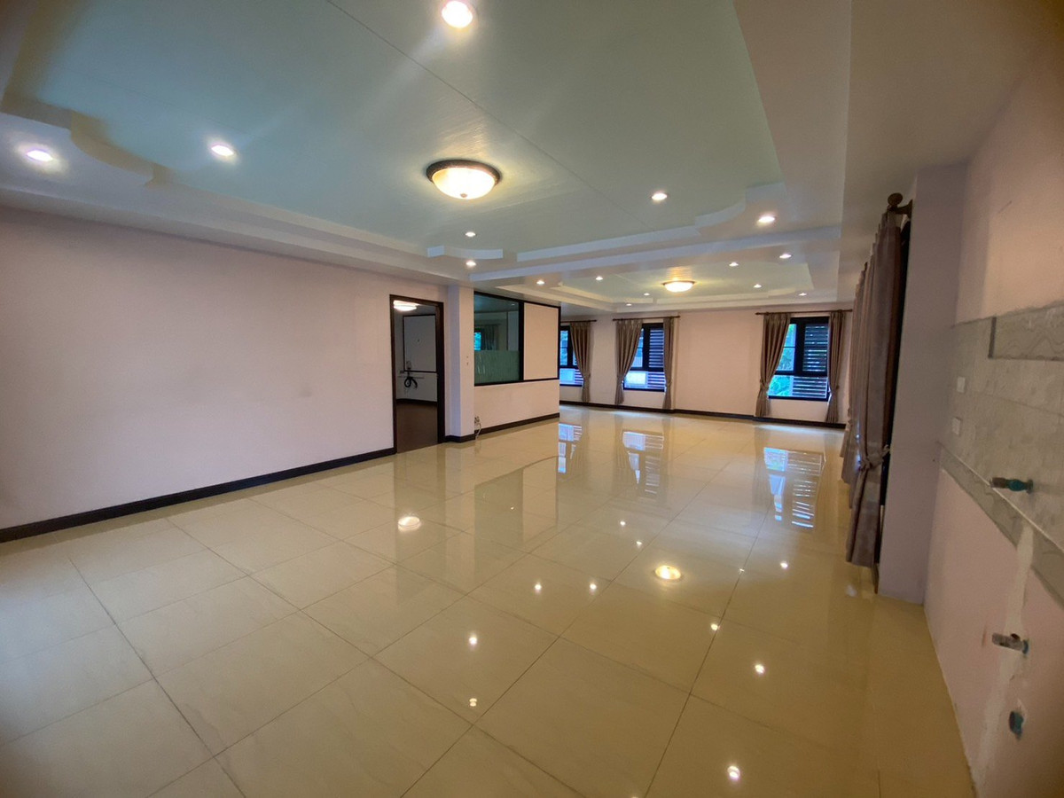 For RentOfficeVipawadee, Don Mueang, Lak Si : 🏬 Luxury Office Building for Rent 📐️Usable area 728 sqm. ✈️Close to Don Mueang International Airport 