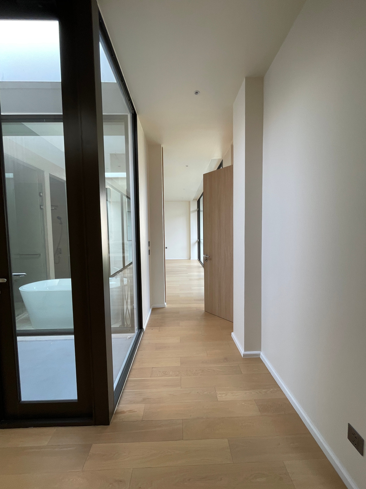 ขายบ้านเลียบทางด่วนรามอินทรา : 🔥 EXCLUSIVE PROMOTION 🔥โอกาสสุดท้ายในการครอบครองในราคาพิเศษที่สุด [ขาย] 💎 Ultra Luxury Show Unit | ELIVA Ekkamai - Eastville 💎 บ้านเดี่ยวหรู 3 ชั้น ดีไซน์ Mid-Century Modern — ความเป็นส่วนตัวสูงสุดเพียง 4 ยูนิตในโครงการ!