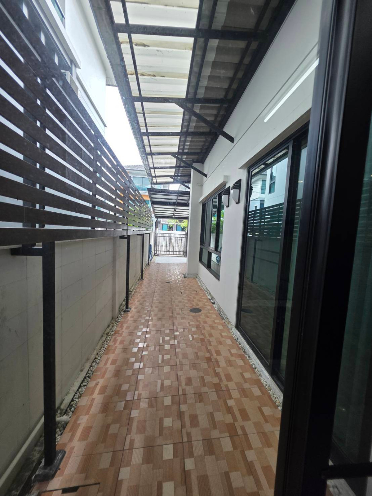 ขายบ้านลาดกระบัง สุวรรณภูมิ : ขายบ้านแฝด 3ชั้น สภาพบ้านใหม่มากๆ เจ้าของตกแต่งเสร็จแทบจะไม่ได้ใช้เลย 