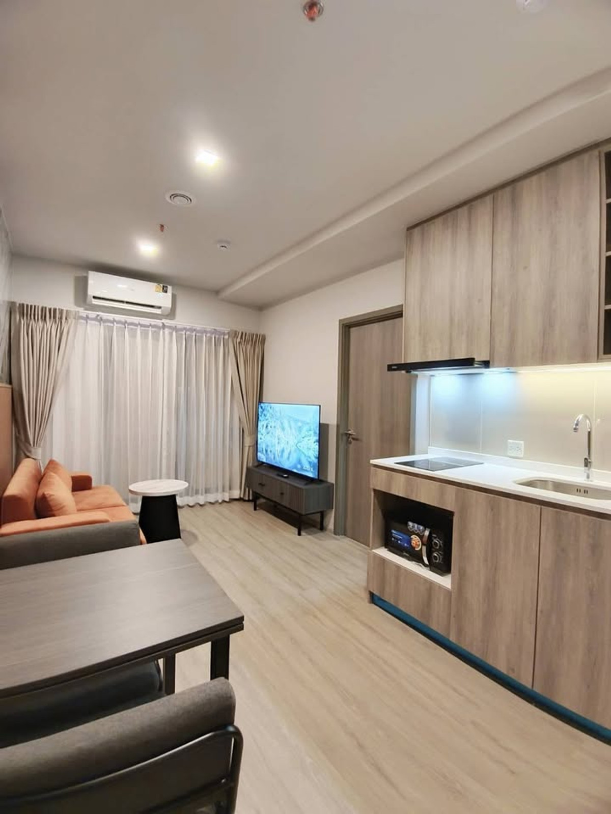 For RentCondoLadprao, Central Ladprao : ⭐️ Metris District Ladprao ⭐️ 1 Bed 1 Bath 31 sq m., beautifully decorated room. There are electrical appliances ready.