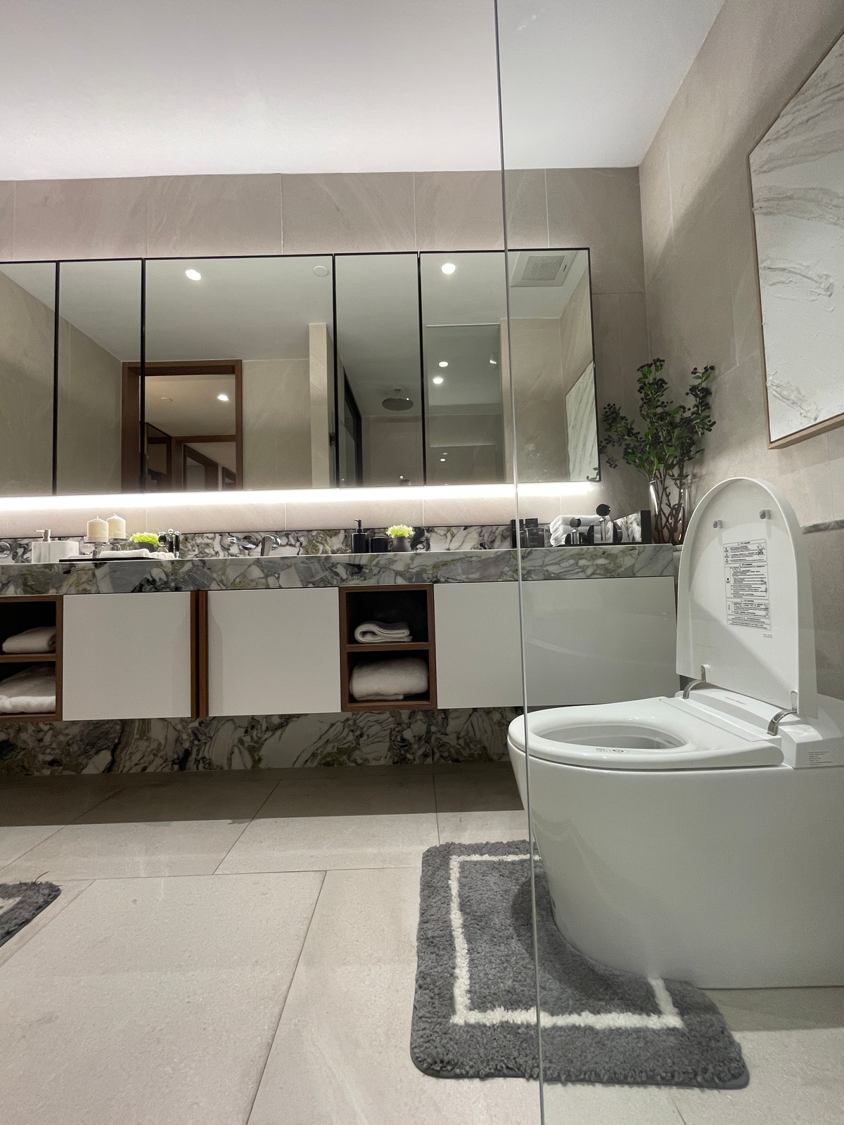 For SaleCondoSilom, Saladaeng, Bangrak : Rare unit for sale 🌳 THE ULTIMATE PARK VIEW | Rare Unit @ROMM CONVENT 🌳2 bedrooms, 2 bathrooms, usable area size 118.15 square meters on the 26th floor that offers a view of the lush Park View in the heart of Bangkok. On the highest potential location, Co