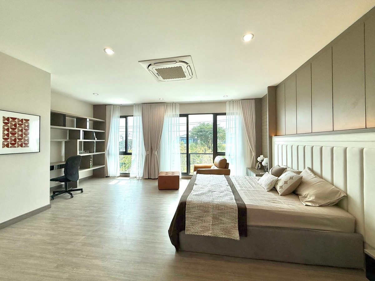 For RentHouseBangna, Bearing, Lasalle : FOR Rent Baan Klang Muang The Edition Bangna Phase 2, garden view in front of the project, 4 bedrooms, pets accepted.