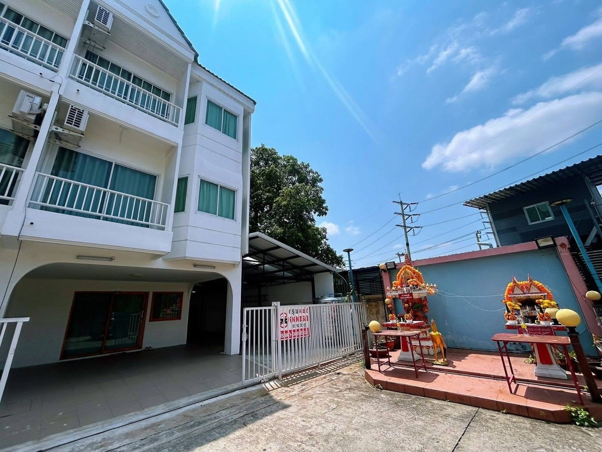For RentTownhomeRattanathibet, Sanambinna : Townhouse for rent, corner plot, 4 bedrooms, Soi Rewadee 75, pets allowed, near MRT Yaek Nonthaburi 1 and MRT Bang Kraso, only 1 km.