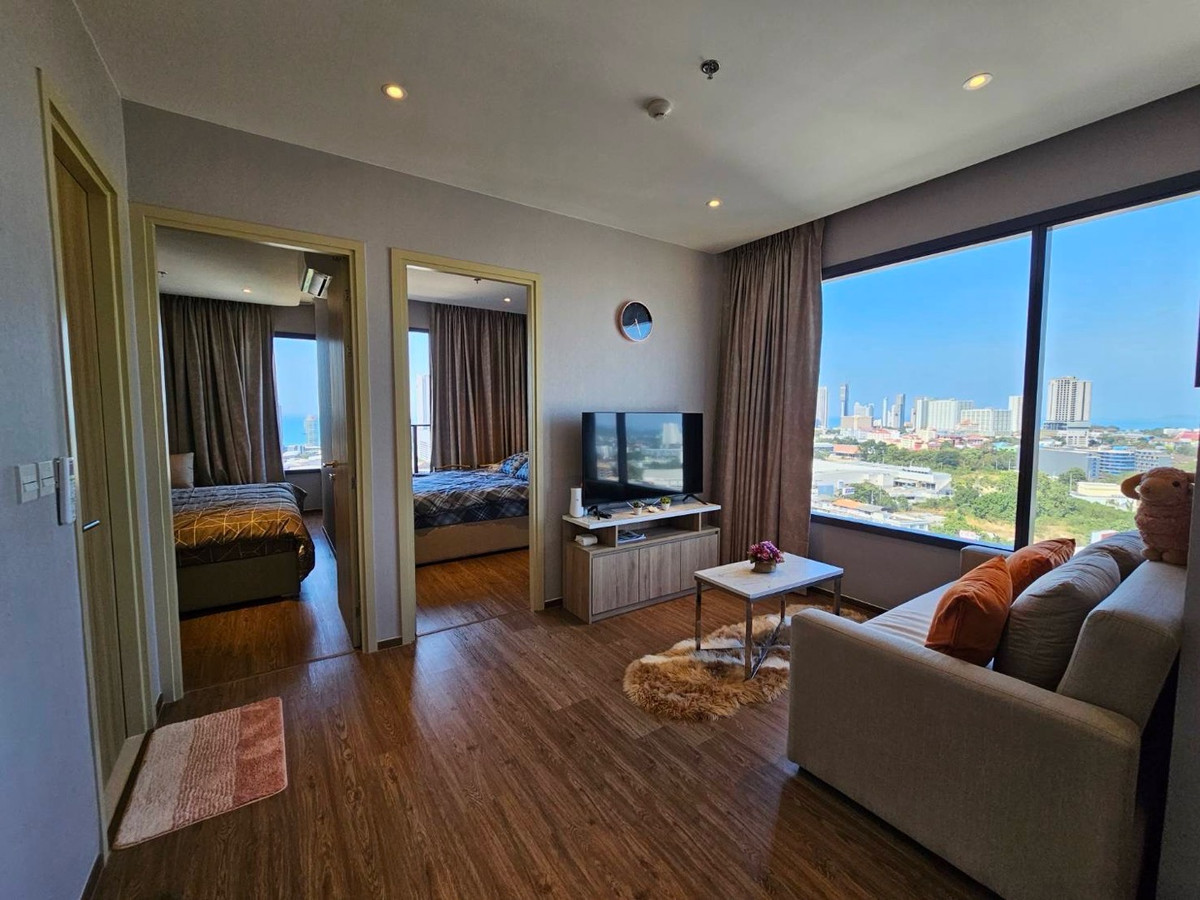 For RentCondoPattaya, Bangsaen, Chonburi : Condo for rent in the heart of Pattaya, corner room with sea view.