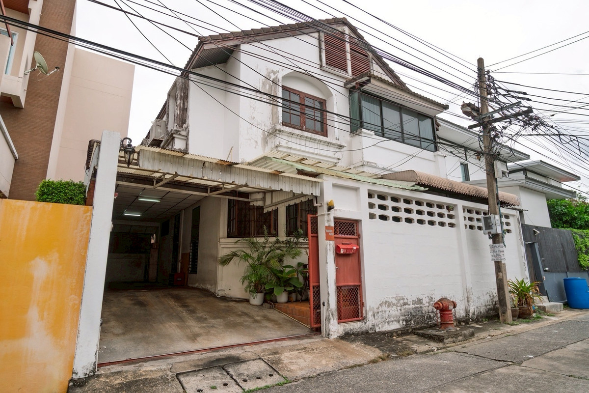 For SaleHouseSukhumvit, Asoke, Thonglor : Cozy House for Sale Phra Khanong | Family Home Best Value | Near BTS Phra Khanong | 12,900,000 THB | House for sale Phra Khanong, suitable for families, good value, near BTS Phra Khanong 12,900,000 baht - LTHC14785
