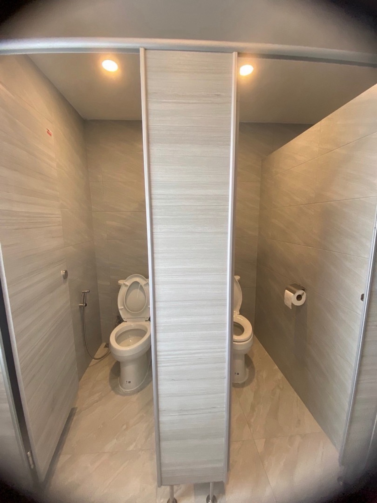 For RentOfficeChaengwatana, Muangthong : 5-Storey Office Building with Lift on Ngamwongwan Road near Expressway, Ideal for Headquarters (HQ)