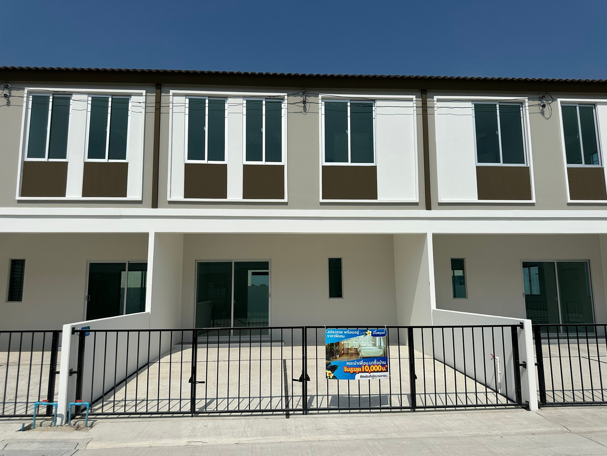 ขายทาวน์โฮมปทุมธานี รังสิต ธรรมศาสตร์ : ทาวน์โฮมหลังใหญ่ หน้ากว้าง 5.7 เมตร จอดรถได้สองคัน  ติดต่อหมวย 0845552369