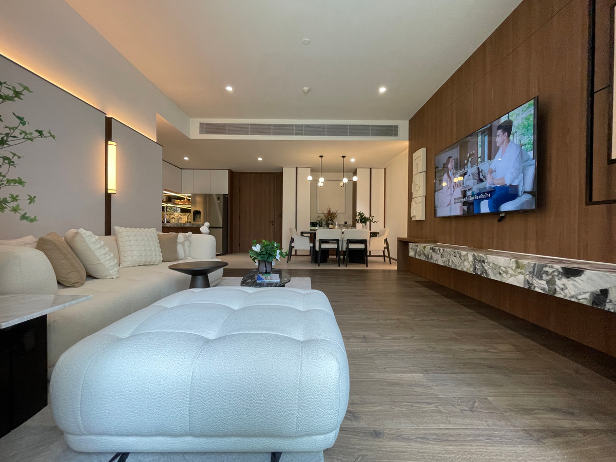 For SaleCondoSilom, Saladaeng, Bangrak : Rare unit for sale 🌳 THE ULTIMATE PARK VIEW | Rare Unit @ROMM CONVENT 🌳2 bedrooms, 2 bathrooms, usable area size 118.15 square meters on the 26th floor that offers a view of the lush Park View in the heart of Bangkok. On the highest potential location, Co