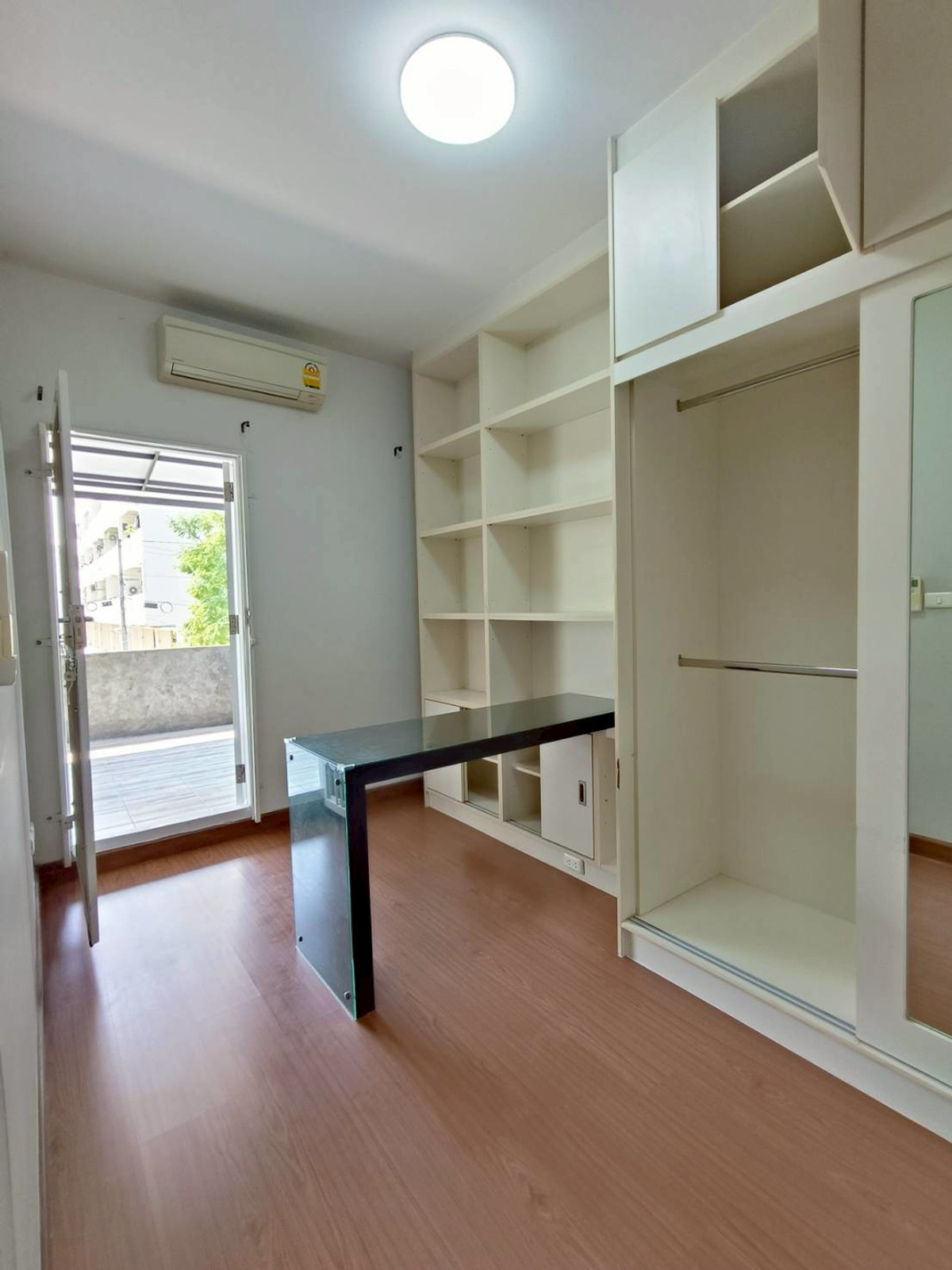 ให้เช่าทาวน์โฮมราษฎร์บูรณะ สุขสวัสดิ์ : (Newly Renovated) ทาวโฮม-หลังมุม พร้อมเข้าอยู่! / 18,500.- 