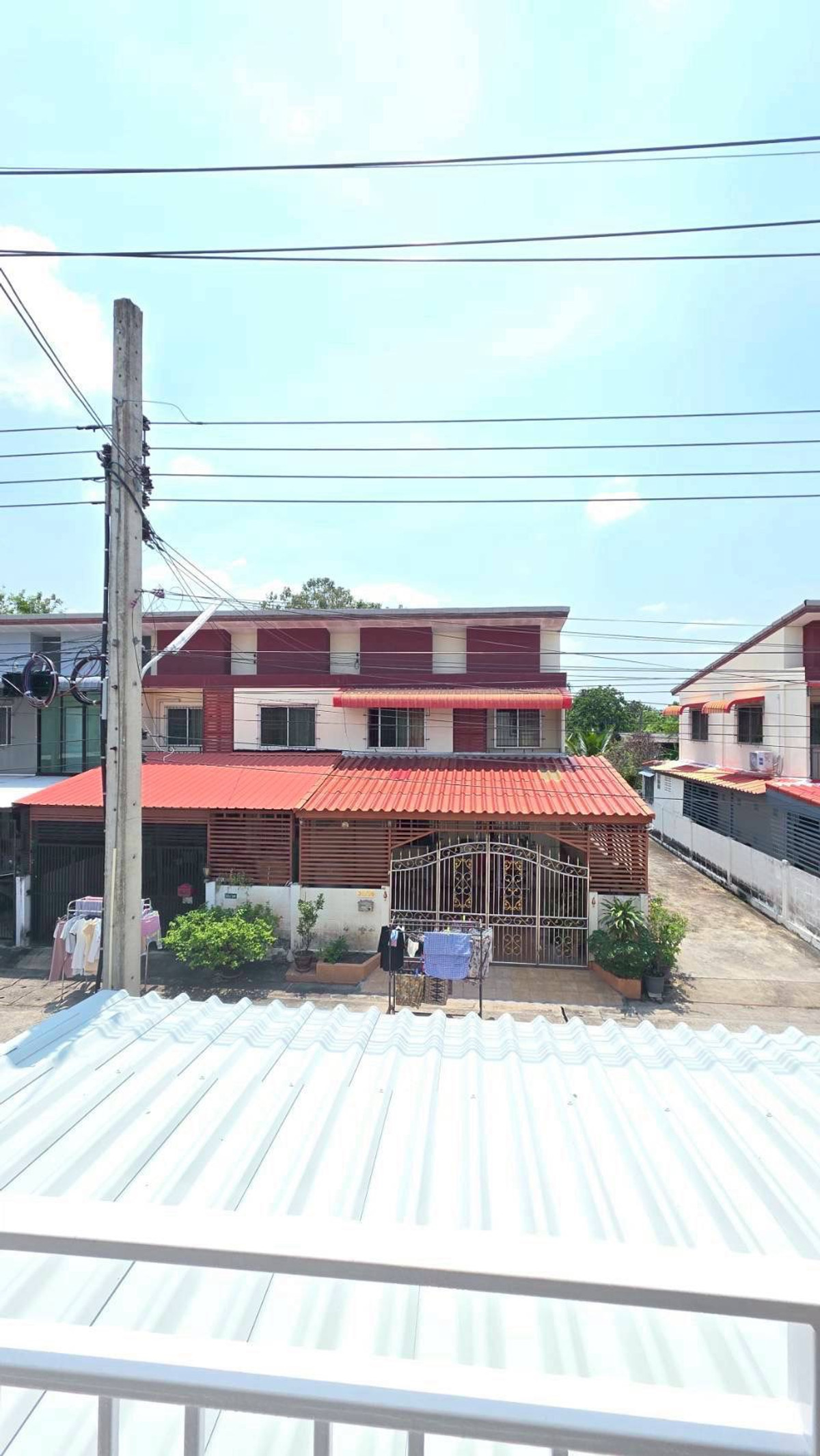 ขายทาวน์โฮมนนทบุรี บางใหญ่ บางบัวทอง : ขายทาวน์เฮ้าส์พระปิ่น 3 หลังริม 30 ตร.ว. 4 นอน มีระเบียงเทอเรส ติดถนนกาญจนาฯ ฟรีโอน