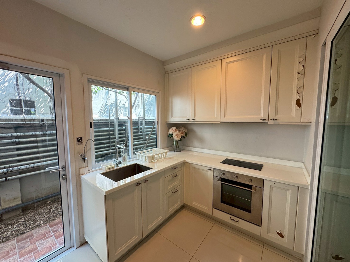 For RentTownhomeSukhumvit, Asoke, Thonglor : Townhouse in a private compound with a peaceful, green environment, located near BTS & MRT Asok ** NO CO-AGENT ** 