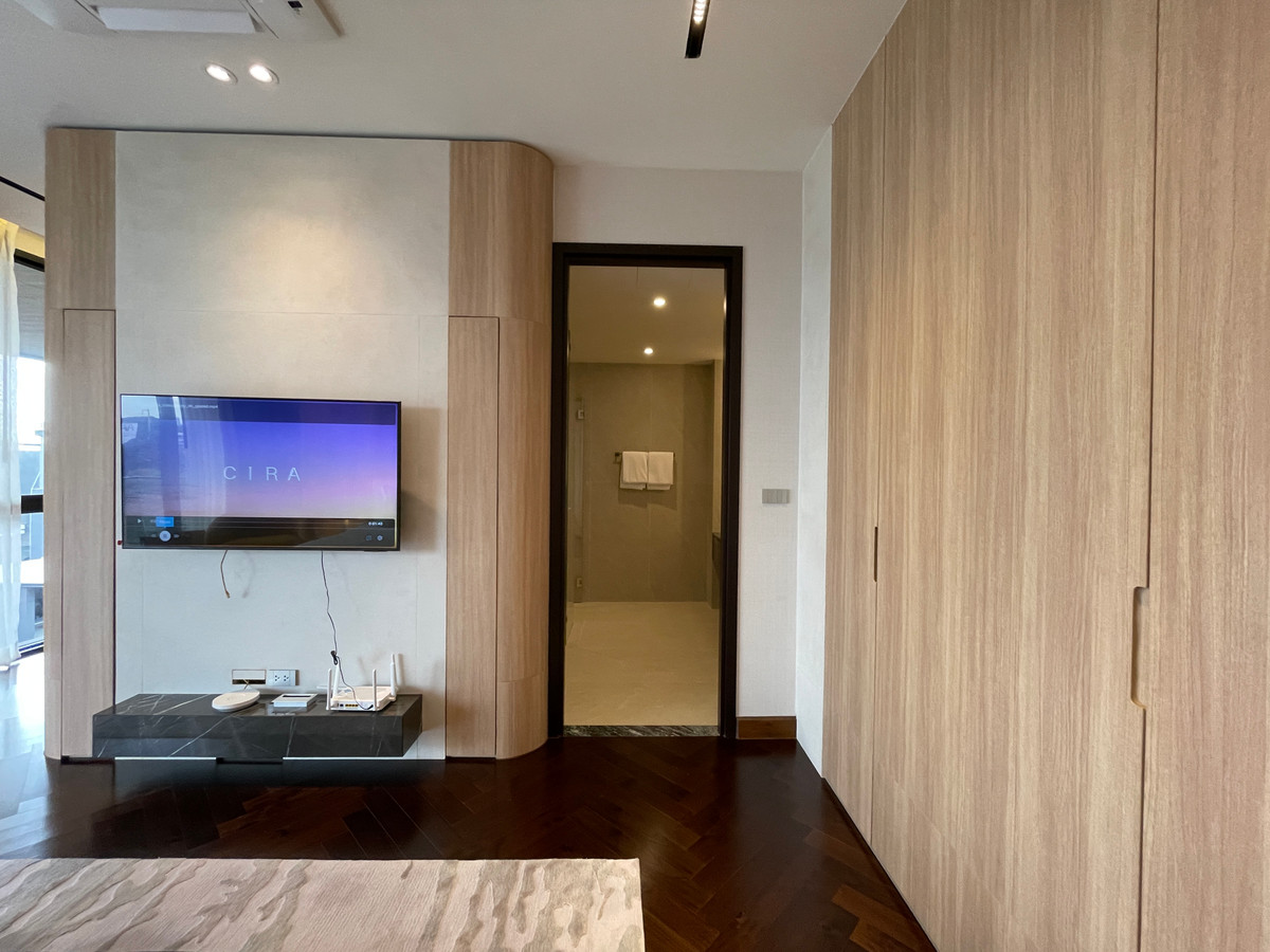 ขายบ้านเลียบทางด่วนรามอินทรา : "หนึ่งเดียวบนเลียบด่วน! Cira Residences บ้านเดี่ยว Ultra-Luxury 3.5 ชั้น พื้นที่ 845 ตร.ม. พร้อมสระว่ายน้ำส่วนตัว | ใกล้ทองหล่อ-พระราม 9 เพียงไม่กี่นาที (สังคมส่วนตัวเพียง 9 ยูนิต)"