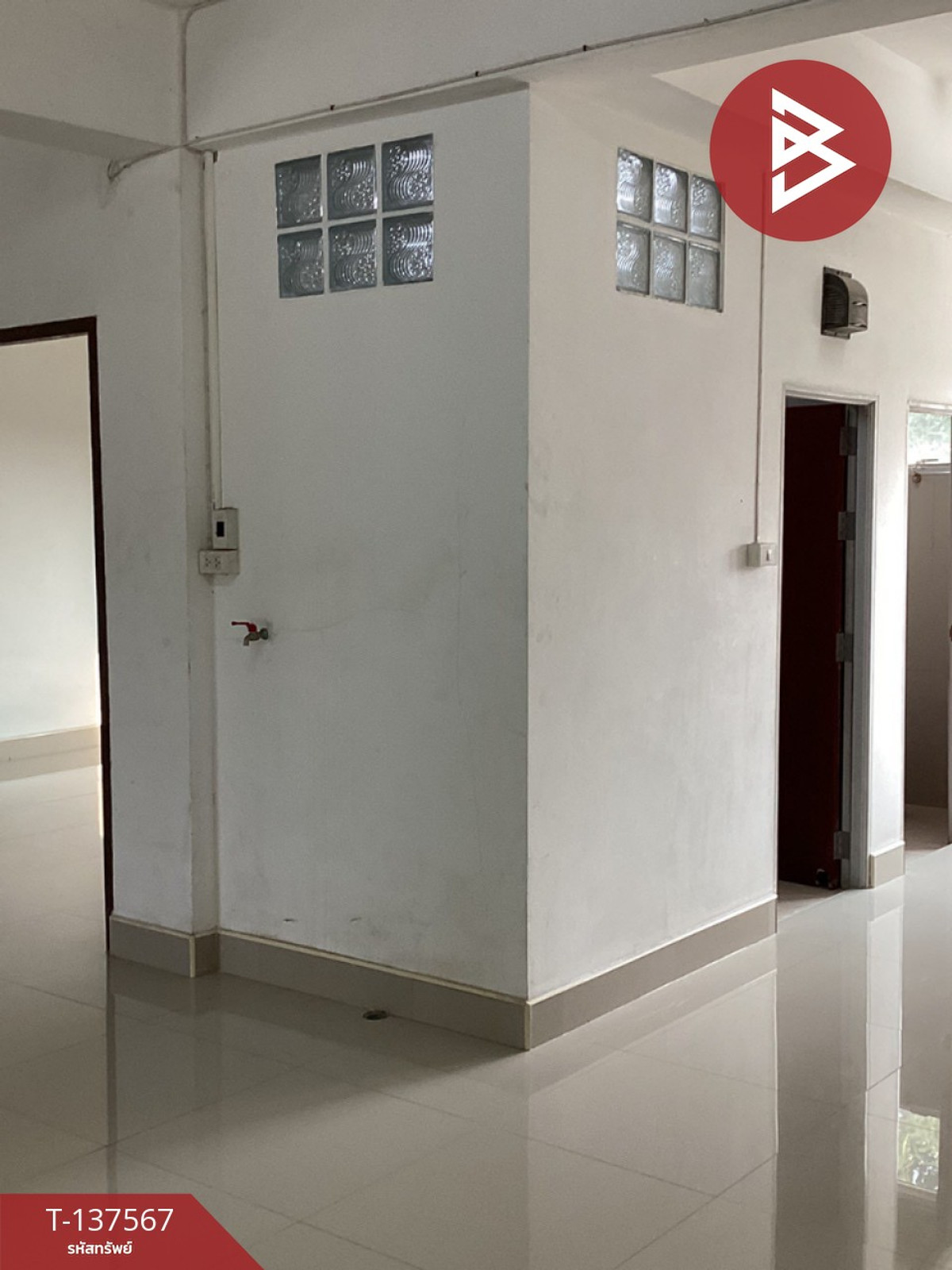 For SaleShop HouseSaraburi : Urgent sale, 2 commercial buildings, Phra Phutthabat, Saraburi, prime location, next to the road, near community areas.