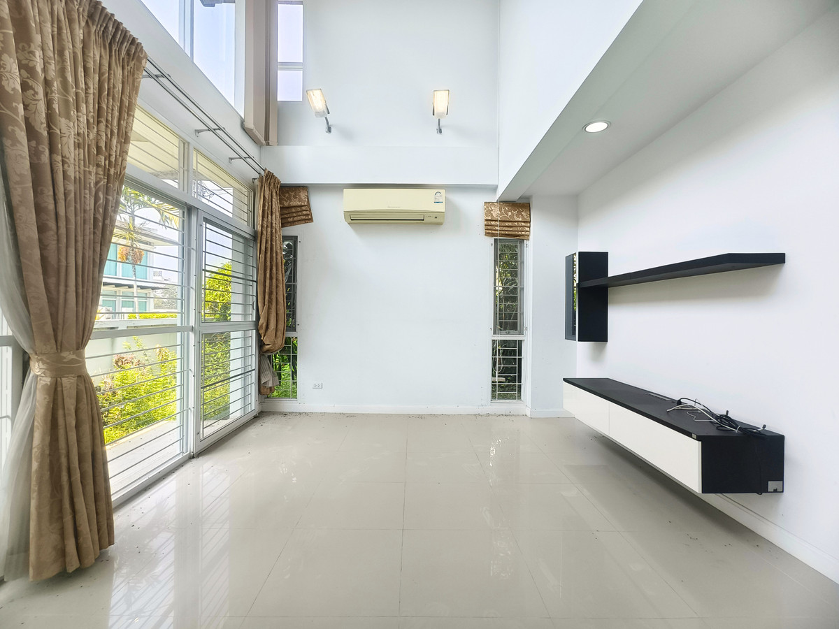 ขายบ้านมีนบุรี-ร่มเกล้า : ขาย บ้านเดี่ยว สัมมากร รามคำแหง162/1 ติดรถไฟฟ้า 4 ห้องนอน 3 ห้องน้ำ เพดานสูง double volume มีห้องนอนชั้นล่าง พร้อมตกแต่ง ค่าส่วนกลางถูก