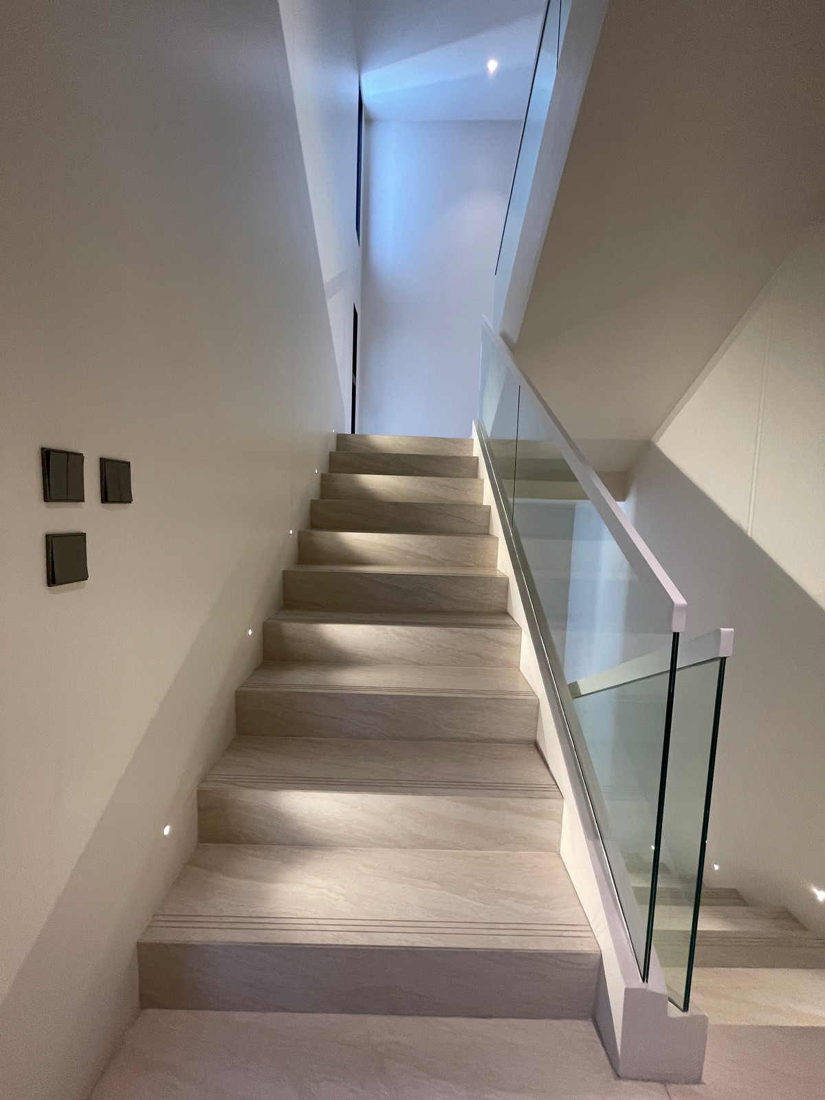 ขายบ้านเลียบทางด่วนรามอินทรา : 🔥 EXCLUSIVE PROMOTION 🔥โอกาสสุดท้ายในการครอบครองในราคาพิเศษที่สุด [ขาย] 💎 Ultra Luxury Show Unit | ELIVA Ekkamai - Eastville 💎 บ้านเดี่ยวหรู 3 ชั้น ดีไซน์ Mid-Century Modern — ความเป็นส่วนตัวสูงสุดเพียง 4 ยูนิตในโครงการ!