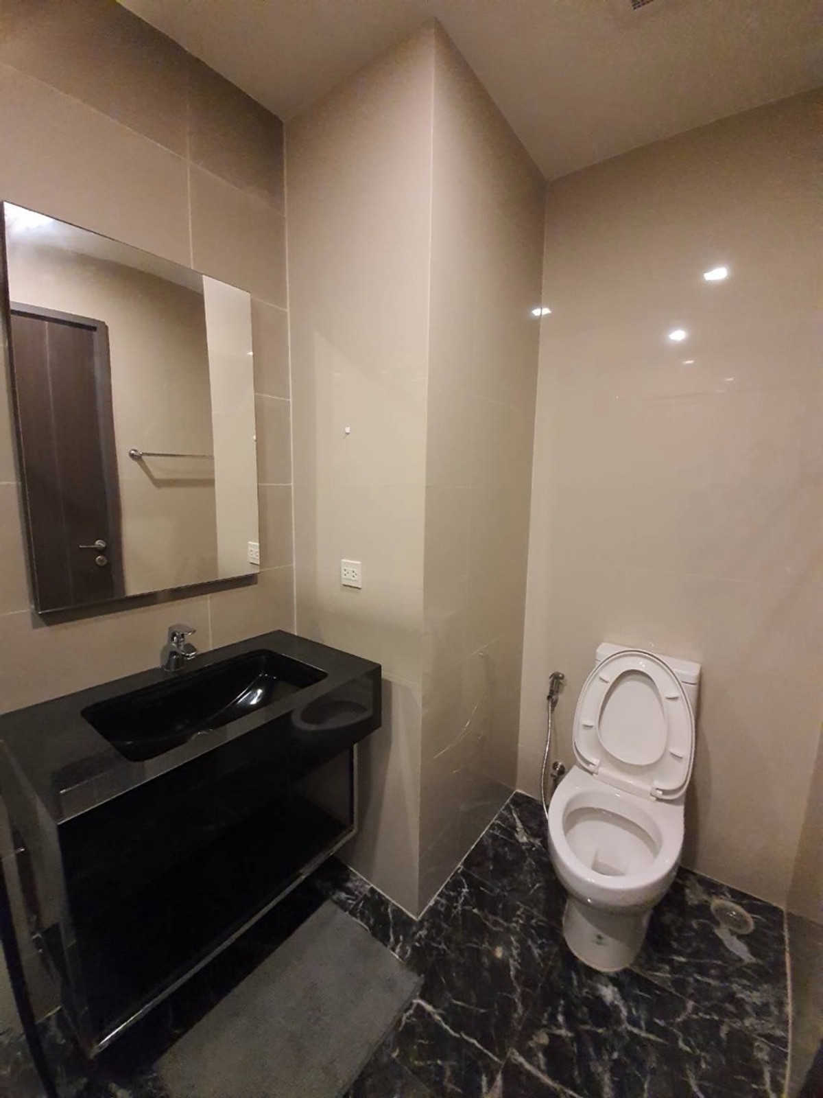 ให้เช่าคอนโดสุขุมวิท อโศก ทองหล่อ : EDGE Sukhumvit 23: ไม่ใช่แค่ที่อยู่ แต่คือศูนย์กลางจักรวาล! 🌌✨1 ห้องนอน  21,000.- / เดือน (ราคาดีที่สุดในย่าน! คุ้มกว่านี้ไม่มีอีกแล้ว!)