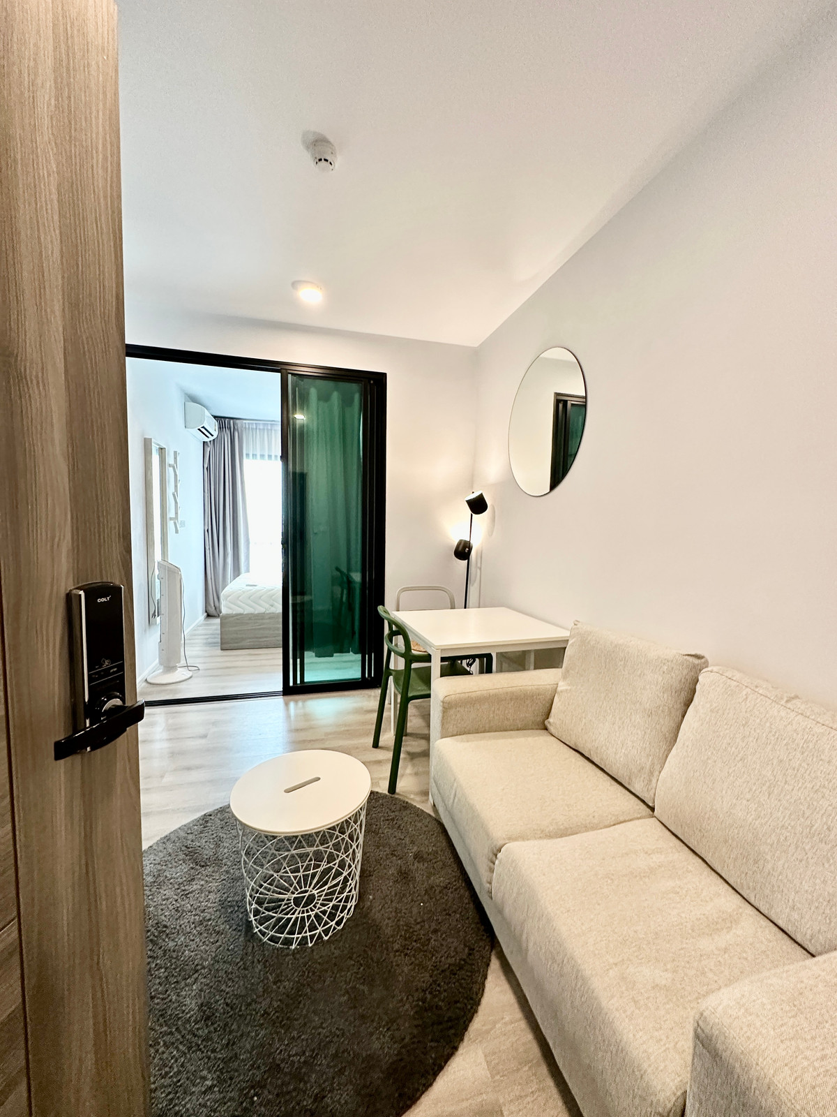 For RentCondoBangna, Bearing, Lasalle : You can get a discount for 2 years. There is a VDO for you to watch (there is a laundry service in the nearest building. 7/11, central area, BTS view) - for rent Notting Hill Sukhumvit 105 near BTS Bearing 400m