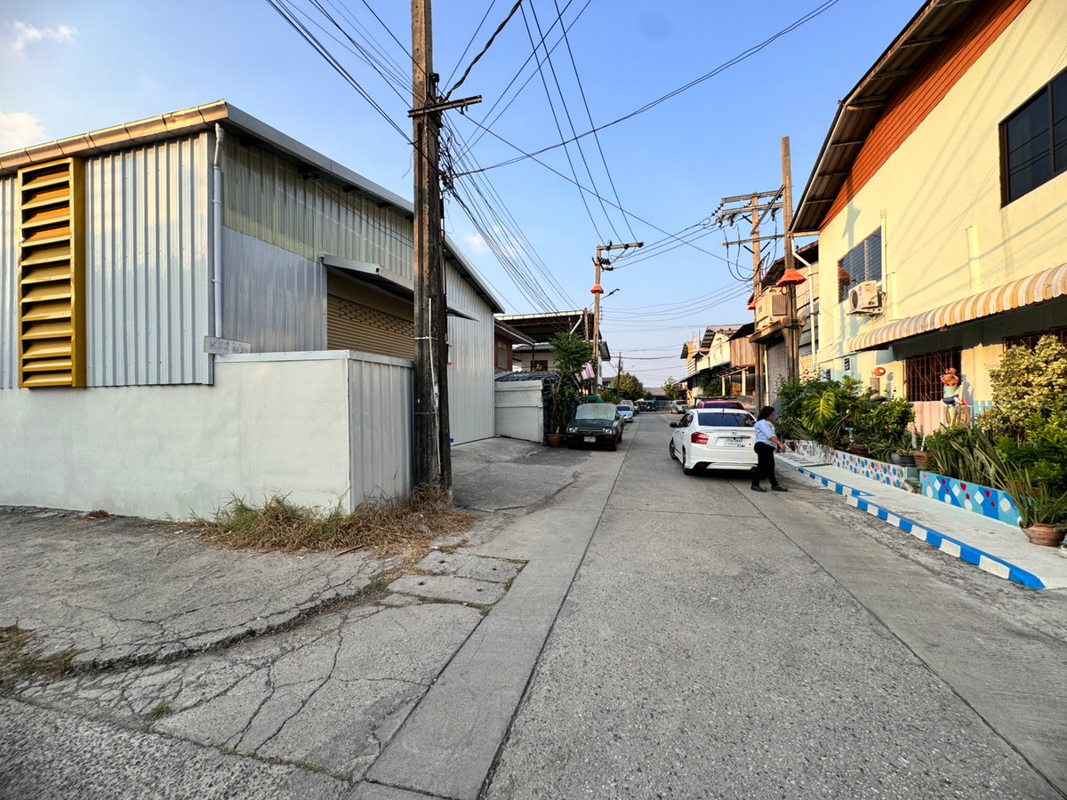 For SaleWarehouseSamut Prakan,Samrong : For sale cheap, corner warehouse New design and decoration of the whole house, Bang Pu Nakhon 1/2 with office (N.1462)